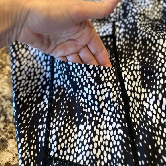 Zyia Active Women’s 6-8 Black and White Patterned Cropped Leggings - Picture 8 of 8